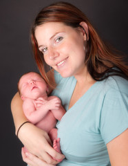 jeune maman souriante et son enfant