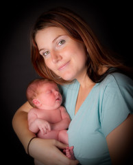 jeune maman souriante et heureuse