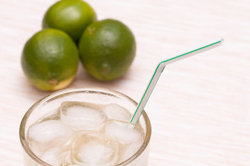 Eiswürfel und Strohhalm