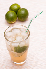 Alkoholfreier Cocktail mit Eiswürfel