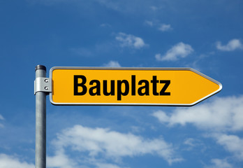 Pfeil mit blauem Himmel BAUPLATZ