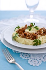 Mashed potatoes with chanterelle mushrooms