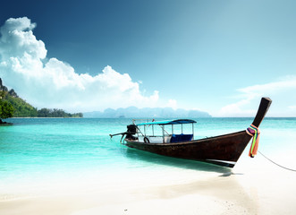 Fototapeta na wymiar długich łodzi i Poda wyspa w Tajlandii