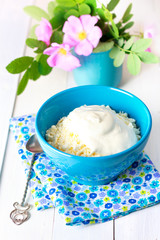 Obraz na płótnie Canvas Cottage cheese in blue bowl. Healthy food
