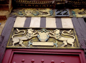 Sculptures d'une maison à pans de bois