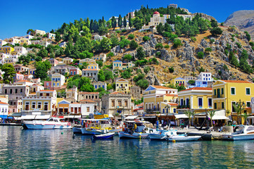 Fototapeta na wymiar Obrazowe mała grecka wyspa ports-Symi