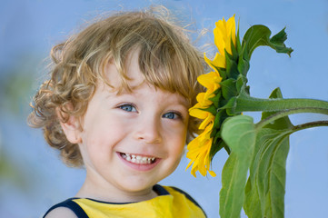 Lächelndes Kind mit Sonnenblume