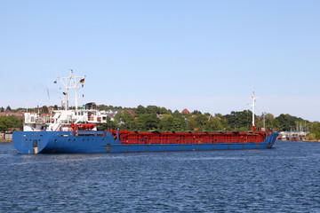 Frachter auf dem Kiel Kanal