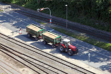 Traktor mit beladenen Anhängern © dedi