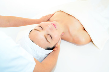 エステを満喫する女性