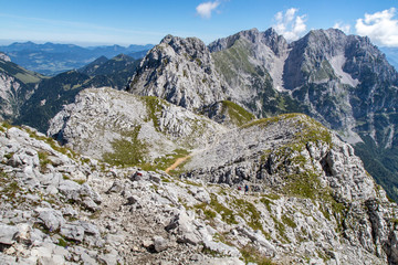 Fototapeta na wymiar Widok z Scheffau w Tyrolu, w Austrii, na wschodzie