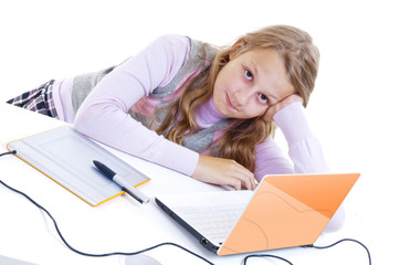 The schoolgirl painting with the digitizer and netbook