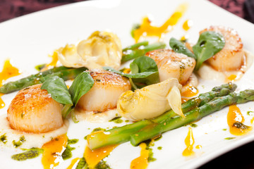 Baked scallops with asparagus