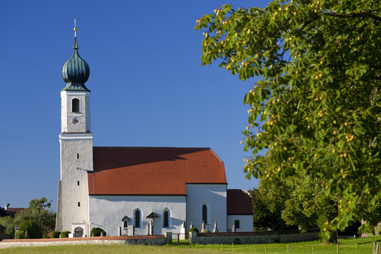 Kirche in Oberbayern mit Kastanienbaum