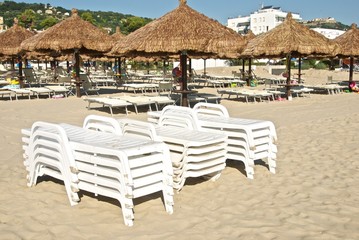Lettini prendisole impilati sulla spiaggia