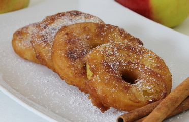 Apfelringe mit Puderzucker