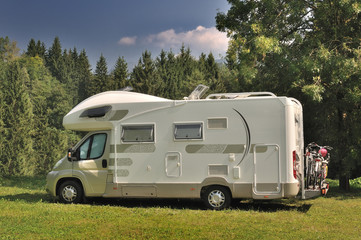 Camper in sosta su prato di montagna