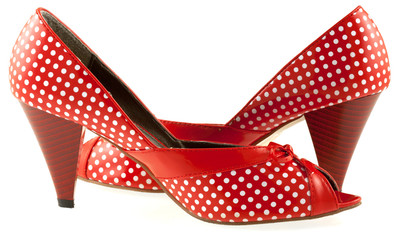 escarpins rouges à petits pois blancs