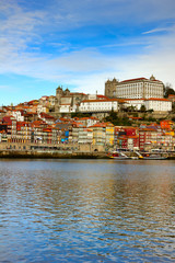 Fototapeta na wymiar bishops palace and old town of Porto