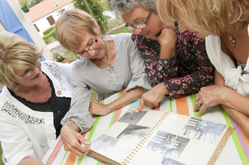 Senior - Femmes regardant un album photo