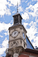 Fototapeta na wymiar Wieża zegarowa w Chambery