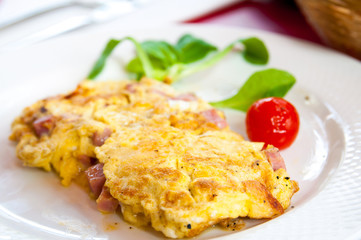 omelet with ham tomato