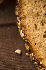 Brotscheibe mit Körnern