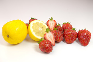 Obraz na płótnie Canvas Lemon and strawberries on white