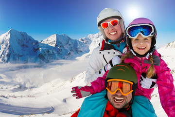 Fototapeta na wymiar Narciarstwo, zima, zabawa - happy family ski team