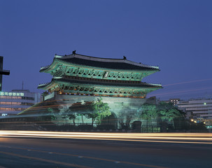 Fototapeta na wymiar night view of the great South Gate of Seoul, Namdaemun
