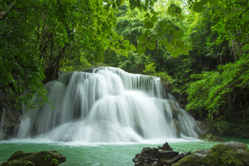 Fototapeta na wymiar Piękny wodospad w Tajlandii