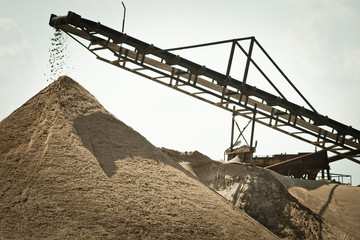 Fototapeta na wymiar Sorting sand conveyor belt