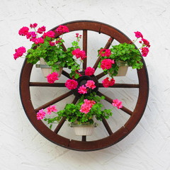 Wagenrad mit Blumen