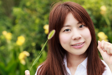 猫じゃらしを持つ女子高生