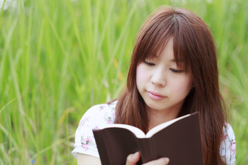 読書をする女性