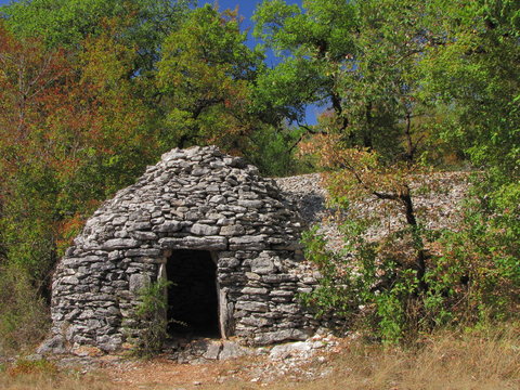 Cabane en pierre ; Vall&eacute;e du Lot , Quercy ; Midi-Pyr&eacute;nn&eacute;es