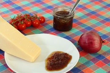 Formaggio grana con composta di cipolle rosse