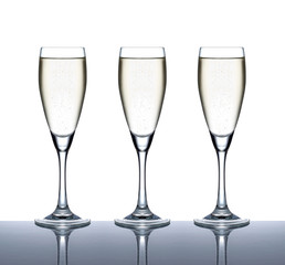 Drei Gläser mit gekühltem Sekt