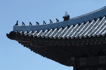 Fototapeta na wymiar eaves of a building of Korean traditional building