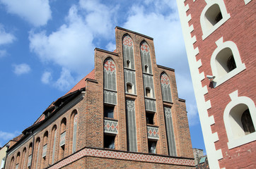 Zabytkowa kamienica i spichlerz w Truniu © wosz76