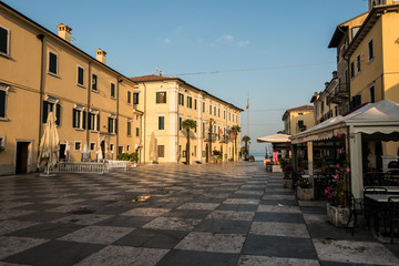 Fototapeta na wymiar Marktplatz von Lazise am Gardasee