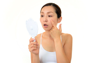 肌の様子をチェックする女性