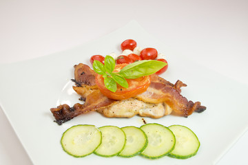 Grilled chicken with bacon, tomato and thyme on white