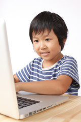 パソコンで学習する子供