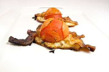 Grilled chicken with bacon and tomato