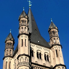 Fototapeta na wymiar Turm der St. Martin-Kirche in der KÖLNER-ALTSTADT