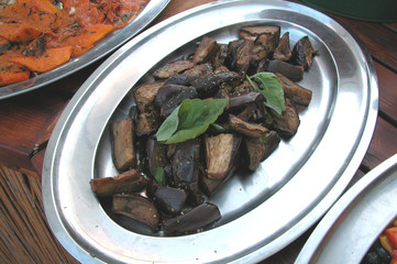 vassoio di melanzane lesse al profumo di basilico