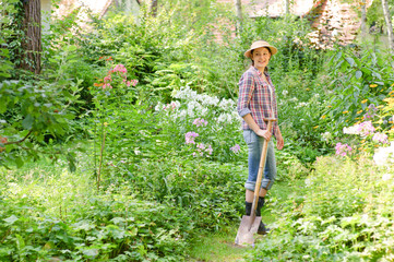 Junge Frau bei der Gartenarbeit