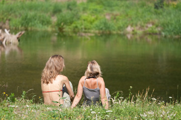 Fototapeta premium Jeunes femmes au bord de l'eau