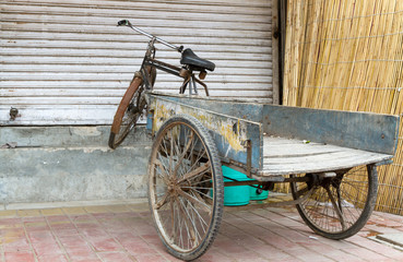 Fototapeta na wymiar Stary rower z przyczepą w Delhi, Indie